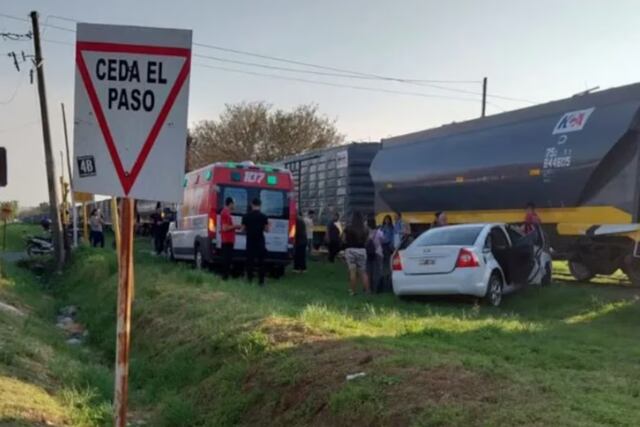Un tren arrolló un auto en San Lorenzo