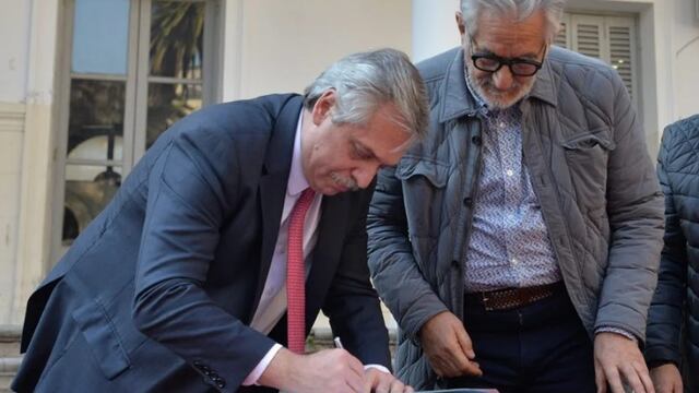 Alberto Fernández llega a San Luis para la entrega de viviendas en Villa Mercedes junto al gobernador Alberto Rodríguez Saá.