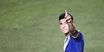 Thiago Almada celebra su gol ante Argentinos Juniors en La Paternal. (Twitter: @Velez)