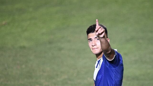 Thiago Almada celebra su gol ante Argentinos Juniors en La Paternal. (Twitter: @Velez)