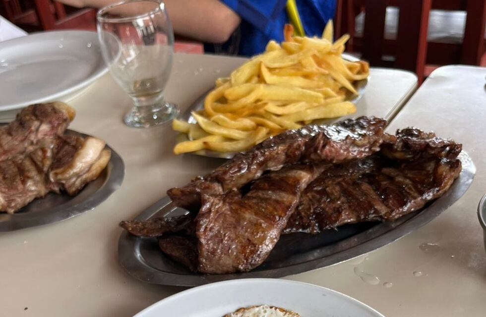 Fueron a comer a una parrilla, pidieron de todo y pagaron menos de 2 mil pesos cada uno