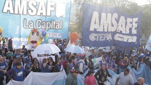Los sindicatos decidieron reunirse frente al Ministerio de Educación.