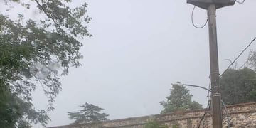 La fuerte tormenta provocó destrozos en la ciudad