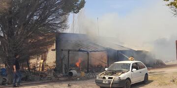 El fuego quemó parte de una casa en calle E en General Alvear.