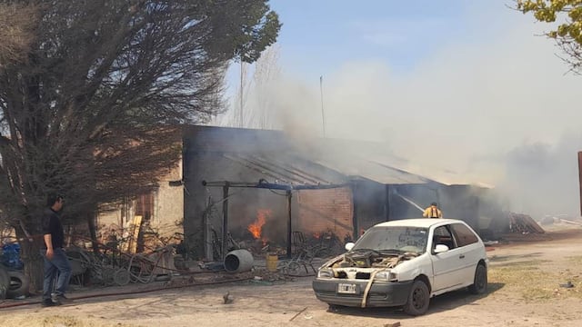 El fuego quemó parte de una casa en calle E en General Alvear.