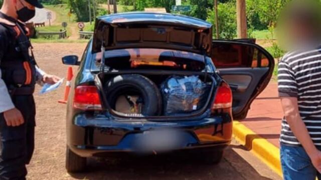 Efectivos policiales incautan mercadería sin aval aduanero en Capioví.