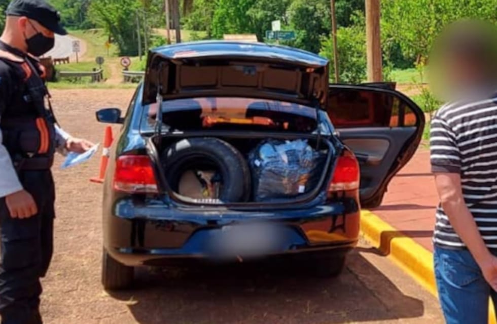 Efectivos policiales incautan mercadería sin aval aduanero en Capioví