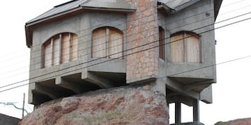 La casa no se terminó de construir y brinda misterio a los visitantes.