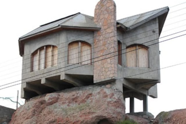 La casa no se terminó de construir y brinda misterio a los visitantes.