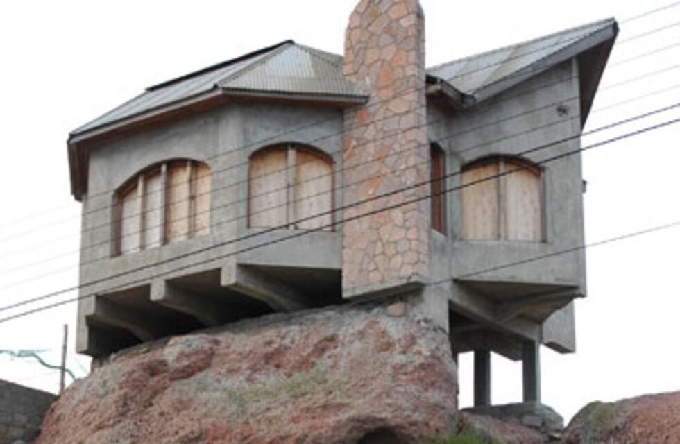 Se hizo viral la imagen de una casa que se sostiene sobre una roca desde hace 25 años en Puerto Deseado