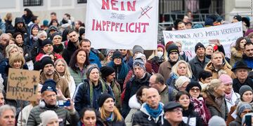 Un manifestante sostiene un cartel que dice "No a la vacunación obligatoria" durante una protesta contra la vacunación en Ballhausplatz en Viena, Austria. Foto Los Andes.