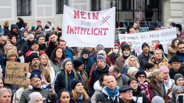 Un manifestante sostiene un cartel que dice "No a la vacunación obligatoria" durante una protesta contra la vacunación en Ballhausplatz en Viena, Austria. Foto Los Andes.