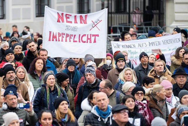 Un manifestante sostiene un cartel que dice "No a la vacunación obligatoria" durante una protesta contra la vacunación en Ballhausplatz en Viena, Austria. Foto Los Andes.
