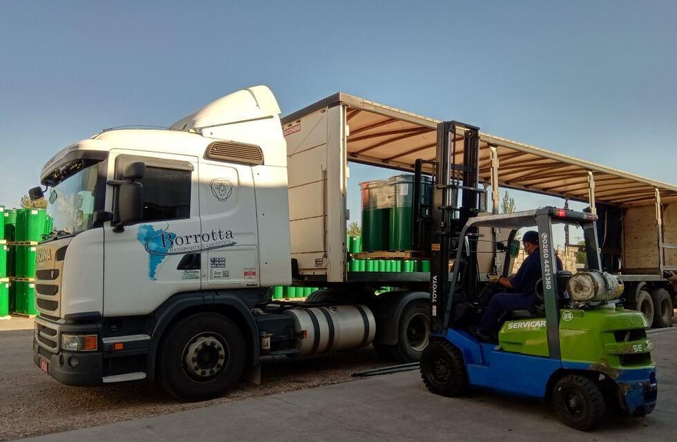 Salió la primera carga de pulpa de durazno con destino a Brasil