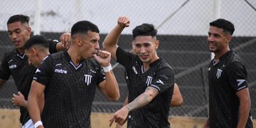 Ortegoza festeja su gol para Gimnasia y Esgrima ante Morón.