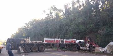 Accidente fatal en Cerro Azul: un camionero fallecido.