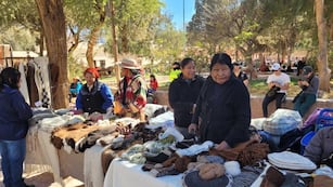 La venta de artesanías y recuerdos es una de la tantas actividades vinculadas al turismo que ocupan a familias de la Quebrada de Humahuaca.