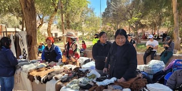 La venta de artesanías y recuerdos es una de la tantas actividades vinculadas al turismo que ocupan a familias de la Quebrada de Humahuaca.