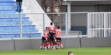 El lateral marcó el único gol del partido apenas arrancaron a jugar en el estadio de la Crema