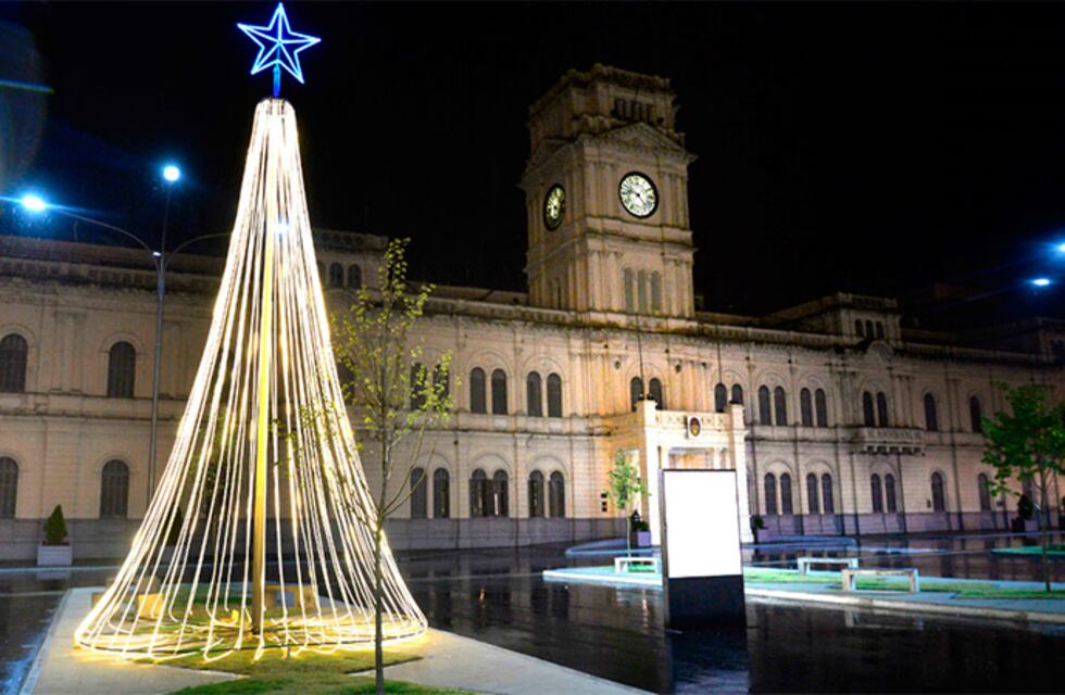 Colocan el árbol de Navidad en Plaza Mansilla: esta noche encenderán sus luces