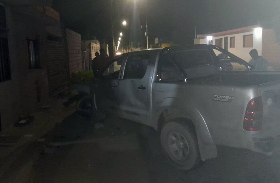 Córdoba: estrelló su camioneta contra una casa, destrozó una pared y fue detenido