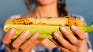 Cuánto cuesta un choclo en las playas de Brasil para los turistas en el verano 2026.
