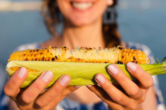 Cuánto cuesta un choclo en las playas de Brasil para los turistas en el verano 2026.