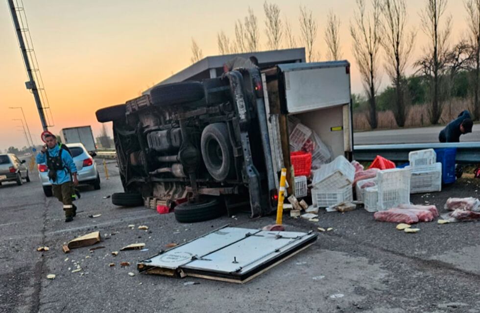 Grave choque: un camión se incrustó contra una garita en la autopista Córdoba - Carlos Paz