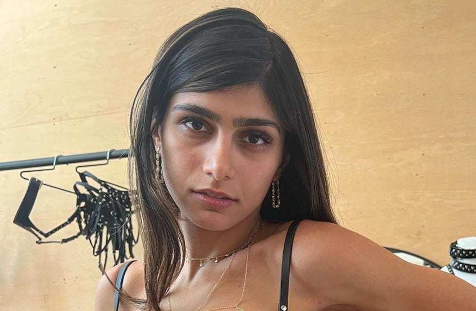 Mia Khalifa deslumbró a todos en las redes con un vestido pegado al cuerpo que tiene un detalle muy particular