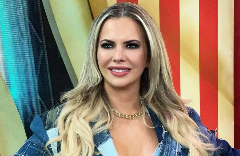 Ale Maglietti desplegó toda su sensualidad con un vestido esmeralda corto y abierto por la cadera