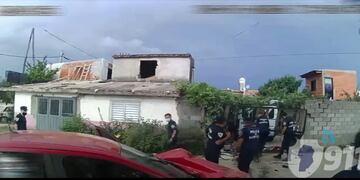 La persecución en Córdoba terminó contra el muro de una casa en Villa Aspacia. El dueño de la vivienda resultó herido.