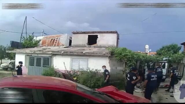 La persecución en Córdoba terminó contra el muro de una casa en Villa Aspacia. El dueño de la vivienda resultó herido.