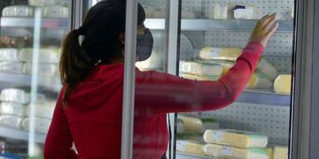 Góndola de lácteos en el supermercado. (Foto; José Gabriel Hernández)