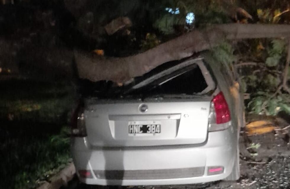 El temporal trajo severas consecuencias en Rafaela, tras una inédita “alerta rojo” y ráfagas de más de 85 km/h