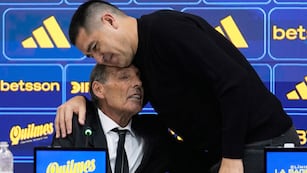 El presidente de Boca Juniors, Juan Román Riquelme, a la derecha, abraza al nuevo entrenador Miguel Ángel Russo durante una conferencia de prensa en Buenos Aires, Argentina, lunes 2 junio, 2025. (AP Foto/Gustavo Garello)