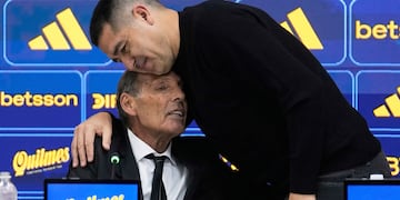 El presidente de Boca Juniors, Juan Román Riquelme, a la derecha, abraza al nuevo entrenador Miguel Ángel Russo durante una conferencia de prensa en Buenos Aires, Argentina, lunes 2 junio, 2025. (AP Foto/Gustavo Garello)