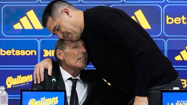 El presidente de Boca Juniors, Juan Román Riquelme, a la derecha, abraza al nuevo entrenador Miguel Ángel Russo durante una conferencia de prensa en Buenos Aires, Argentina, lunes 2 junio, 2025. (AP Foto/Gustavo Garello)