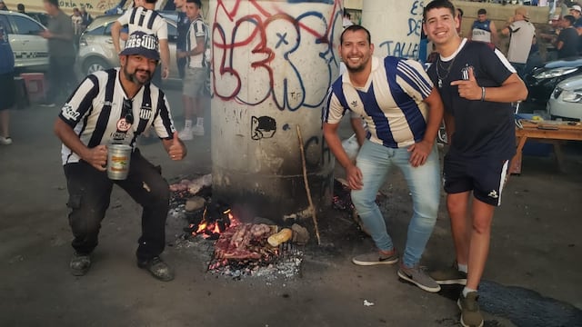 La previa en las afueras del estadio Mario Alberto Kempes.