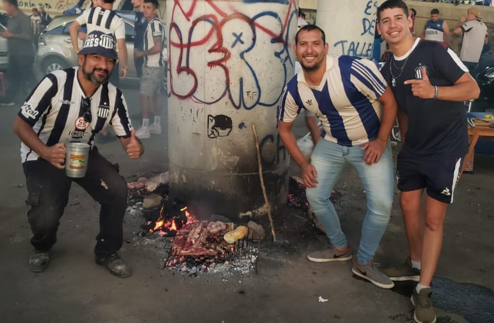 En fotos: Talleres copó los alrededores del Kempes, en la previa del debut en Copa Libertadores