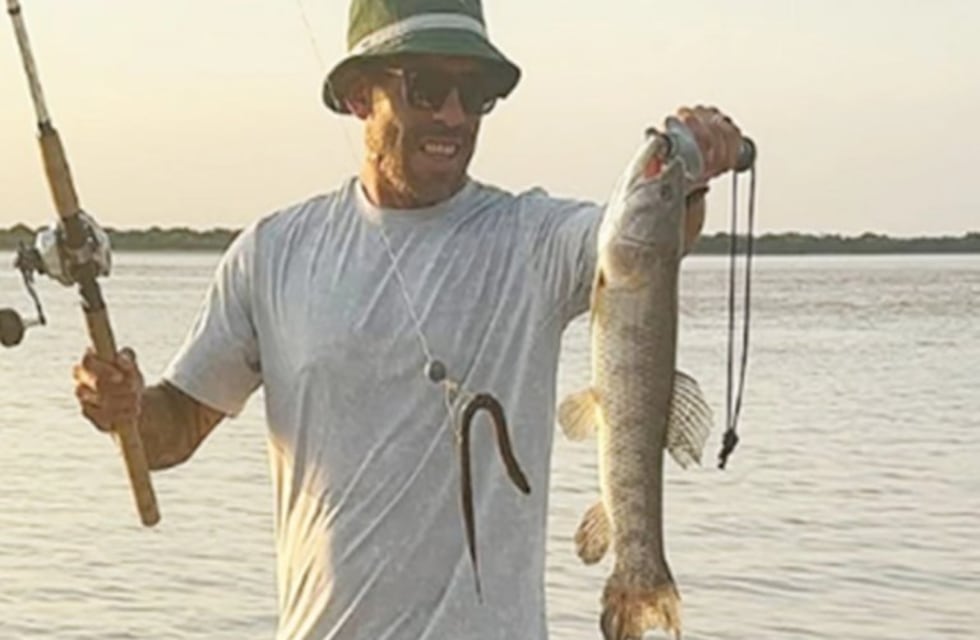 Carlos Tevez visitó Entre Ríos y disfrutó de la pesca en el río Paraná