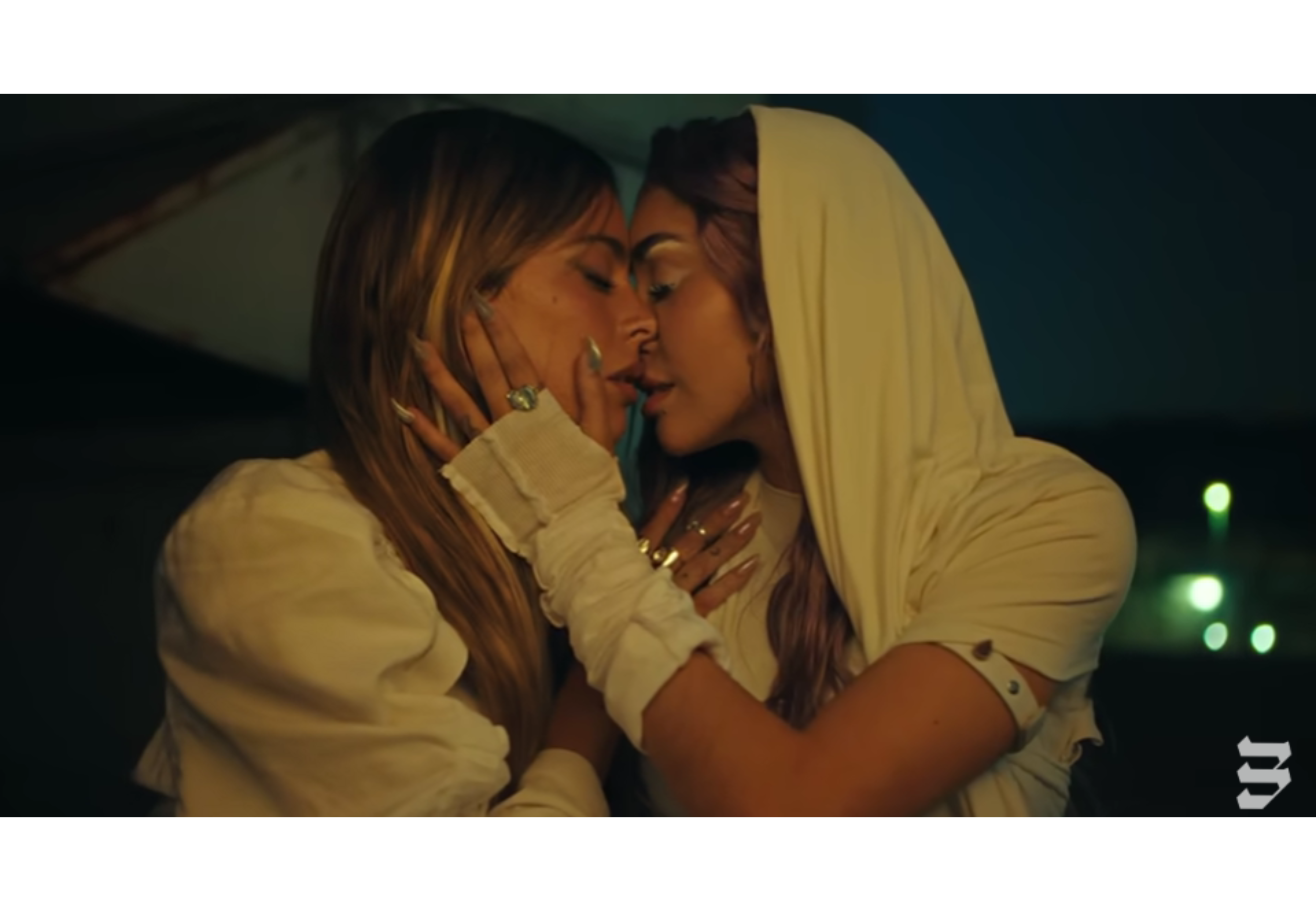 El beso de Tini y María.