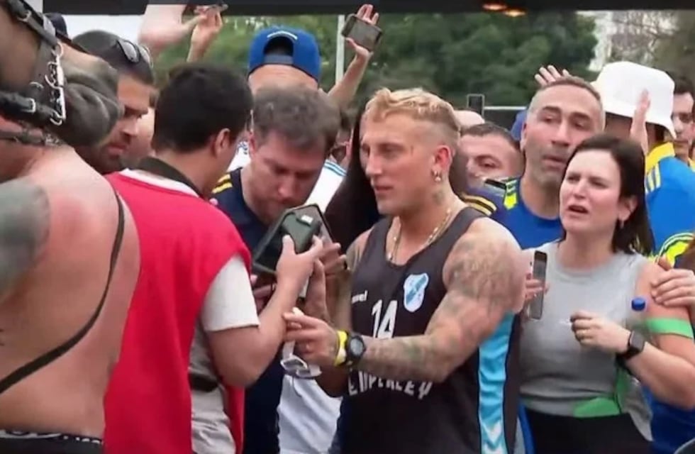 La policía montada de Brasil amedrentó al Polaco durante la represión en las afueras del Maracaná