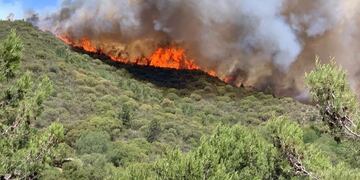 Un incendio de proporciones se desató en la tarde de este jueves en La Cumbre. (Foto gentileza La Nómina de La Cumbre)