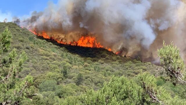 Un incendio de proporciones se desató en la tarde de este jueves en La Cumbre. (Foto gentileza La Nómina de La Cumbre)