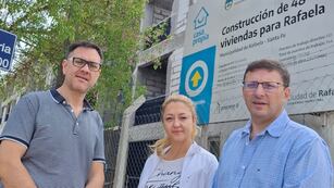 Pablo Miassi junto a los concejales Carla Boidi y Lisandro Mársico