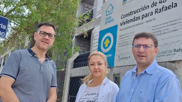 Pablo Miassi junto a los concejales Carla Boidi y Lisandro Mársico