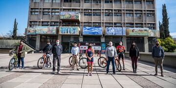 La Municipalidad de la Ciudad realizó la entrega de los sorteos realizados cuyos premios eran bicicletas. Participaron vecinos de Mendoza y empleados de la comuna. Gentileza MCM