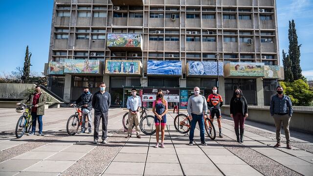 La Municipalidad de la Ciudad realizó la entrega de los sorteos realizados cuyos premios eran bicicletas. Participaron vecinos de Mendoza y empleados de la comuna. Gentileza MCM
