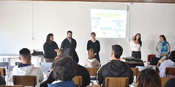 Curso de manipulación segura y saludable de alimentos en la vecinal de barrio Malvinas Argentinas.