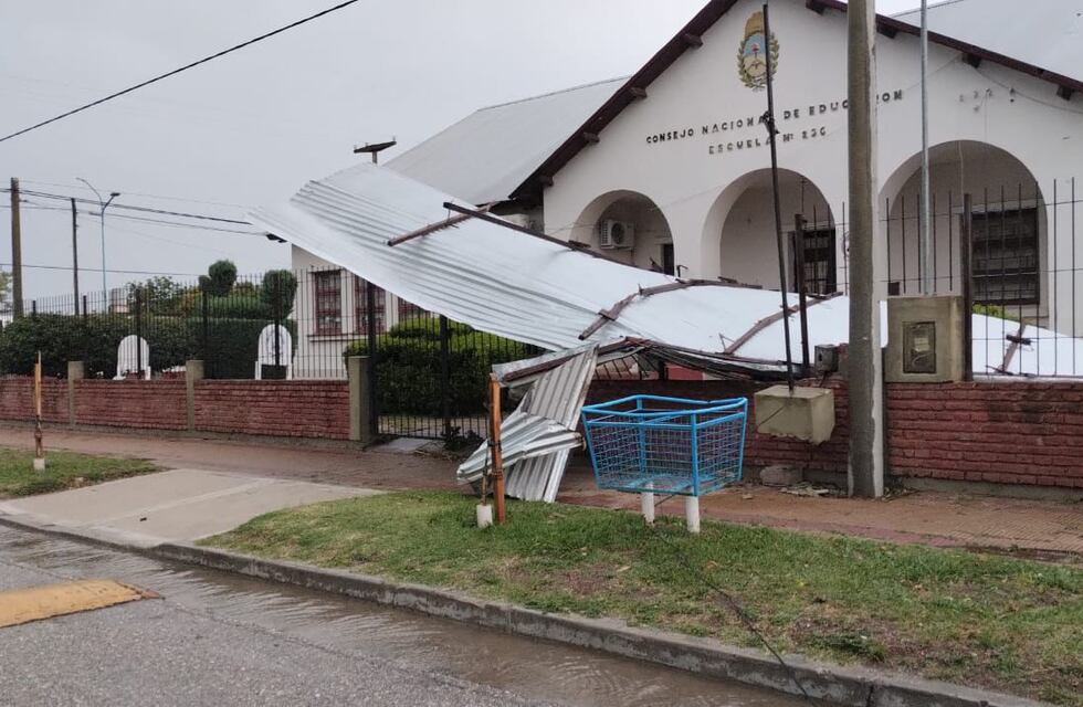 Techos y árboles caídos: las severas consecuencias de la tormenta en Córdoba